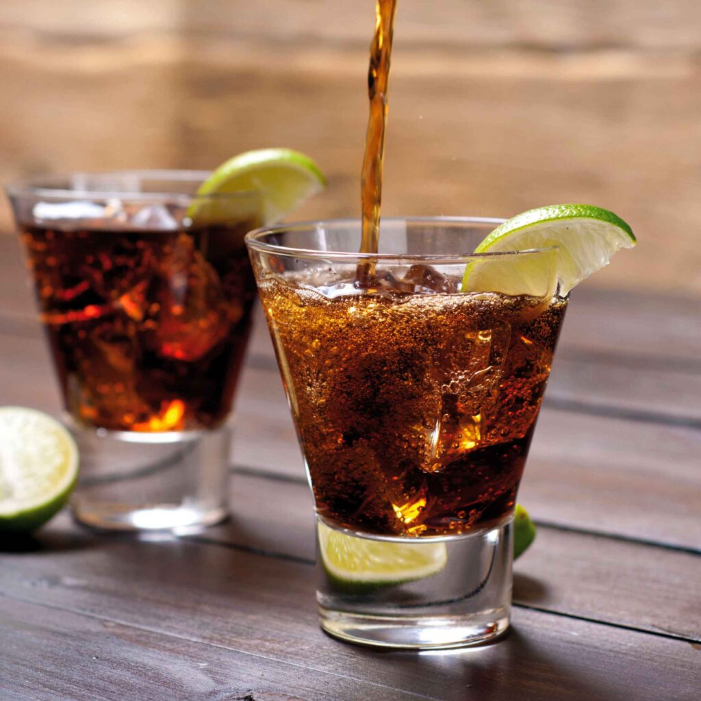 rum and cokes with lime slices
